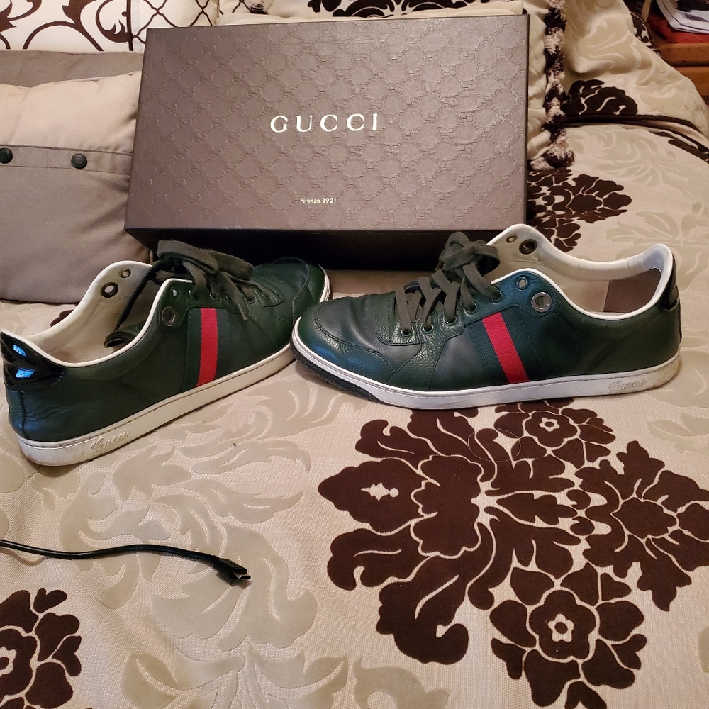 Tennis shoes